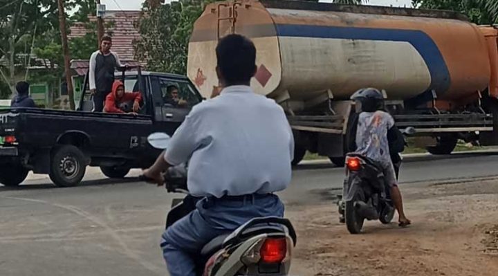 Salah satu pelajar mengendarai sepeda motor sepulang sekolah tanpa helm menunjukan pentingnya bus sekolah di Sampit Senin 13 Februari 2023