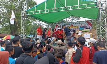 Salah satu peserta Jalan Sehat PGRI Kotim yang mendapatkan undian doorprize sepeda berfoto bersama Bupati Kotim Halikinnor Minggu 5 Februari 2023.