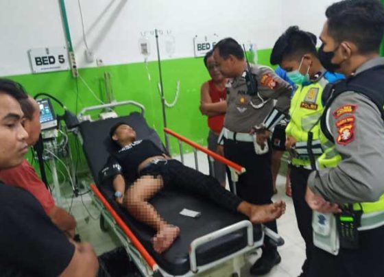 Salah seorang korban tabrakan antara dua sepeda motor di Jalan Soekarno Hatta Kasongan saat ditangani oleh tim medis.