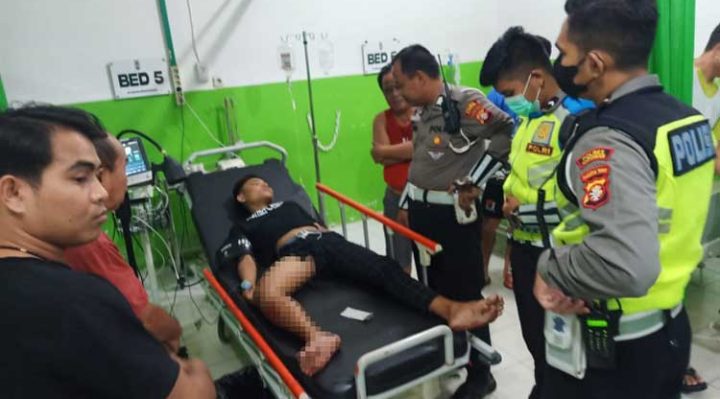 Salah seorang korban tabrakan antara dua sepeda motor di Jalan Soekarno Hatta Kasongan saat ditangani oleh tim medis.