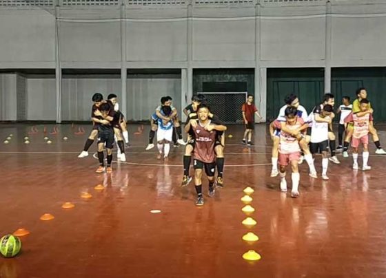 Sejumlah atlet futsal putra saat menjalankan instruksi pelatih pada TC jelang Porprov Kalteng 2023 Selasa 28 Februari 2023.