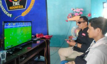 Sejumlah wartawan sedang latihan PS4 E football di Sekretariat PWI Kotim.