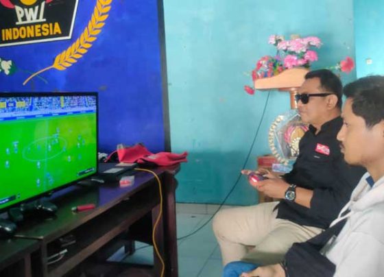 Sejumlah wartawan sedang latihan PS4 E football di Sekretariat PWI Kotim.