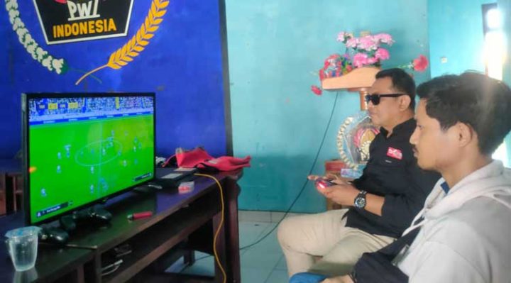 Sejumlah wartawan sedang latihan PS4 E football di Sekretariat PWI Kotim.