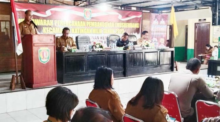 Sekda Katingan Pransang didampingi Ketua DPRD Marwan Susanto dan Camat Katingan Hilir Donny Meriyanto memimpin musyawarah perencanaan pembanginan atau musrenbang Senin 13 Februari 2023