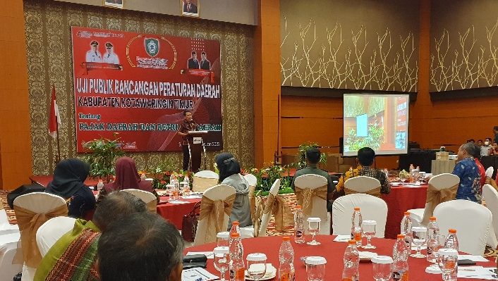 Sekda Kotim Fajurrahman saat membuka Uji Publik Rancangan Peraturan Daerah di Aquarius Boutique Hotel Sampit Kamis 23 Februari 2023