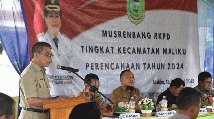 Sekda Pulang Pisau memberikan arahan dalam Musrembang Kecamatan Maliku.