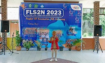 Seorang siswa peserta unjuk gigi dalam lomba menyanyi FLS2N Kecamatan MB Ketapang di TK Negeri Pembina Sampit Jalan A