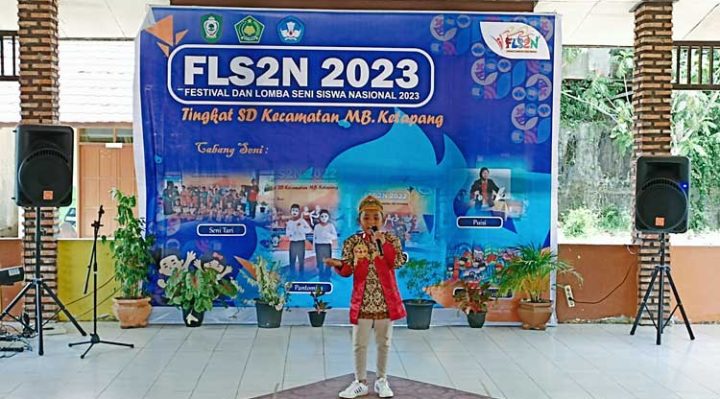 Seorang siswa peserta unjuk gigi dalam lomba menyanyi FLS2N Kecamatan MB Ketapang di TK Negeri Pembina Sampit Jalan A