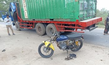 Sepeda motor yang menabrak truk kontainer yang sedang parkir di Jalan Jenderal Sudirman KM 3 Sampit Selasa 7 Februari 2023.