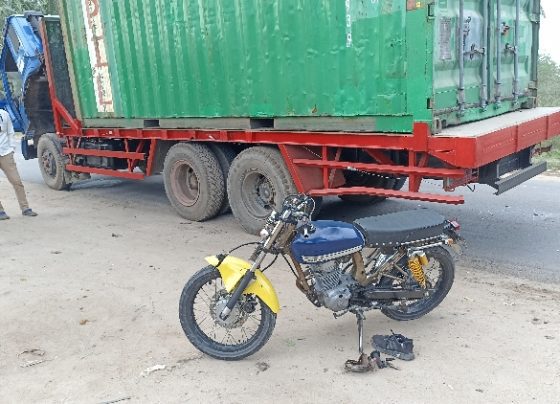 Sepeda motor yang menabrak truk kontainer yang sedang parkir di Jalan Jenderal Sudirman KM 3 Sampit Selasa 7 Februari 2023.