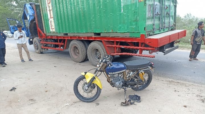 Sepeda motor yang menabrak truk kontainer yang sedang parkir di Jalan Jenderal Sudirman KM 3 Sampit Selasa 7 Februari 2023.