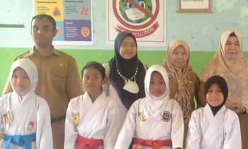 Sesi Foto Bersama Juara Karate 1234 Puteri Seleksi O2SN Kecamatan Baamang di SDN 4 Baamang Hilir Sampit Senin 6 Februari 2023