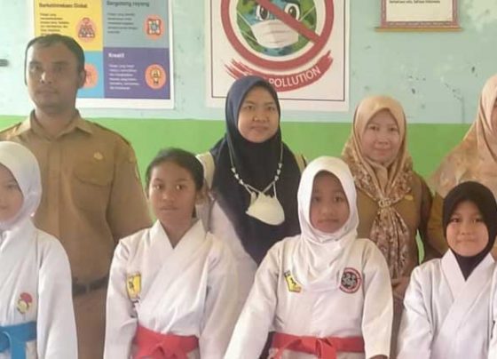 Sesi Foto Bersama Juara Karate 1234 Puteri Seleksi O2SN Kecamatan Baamang di SDN 4 Baamang Hilir Sampit Senin 6 Februari 2023