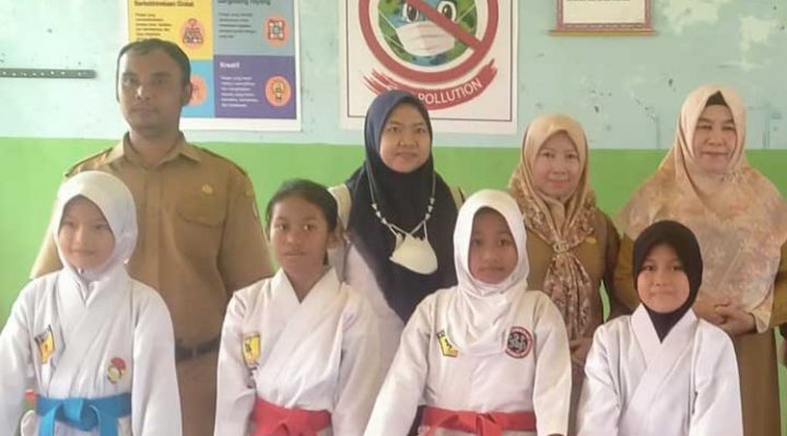 Sesi Foto Bersama Juara Karate 1234 Puteri Seleksi O2SN Kecamatan Baamang di SDN 4 Baamang Hilir Sampit Senin 6 Februari 2023