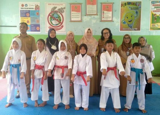 Sesi Foto Bersama Juara Karate Putera dan Puteri Seleksi O2SN Kecamatan Baamang di SDN 2 Baamang Hulu Sampit Senin 6 Februari 2023