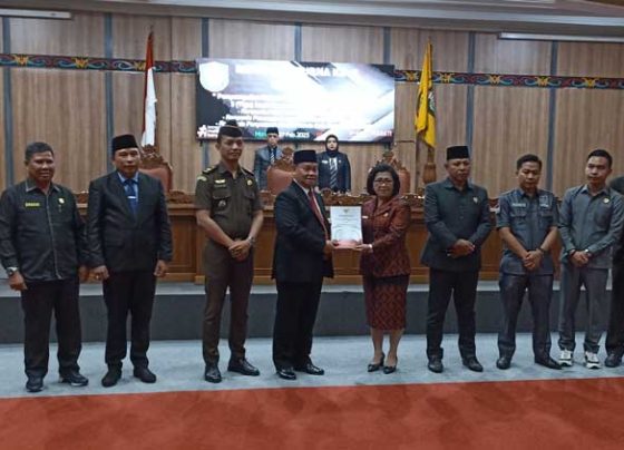 Sesi Foto bersama Pemkab Kotim dengan DPRD Kotim dalam Pengesahan Tiga Buah Ranperda pada Rapat Paripurna DPRD Kotim Jalan Jenderal Sudirman Sampit Senin 27 Februari 2023