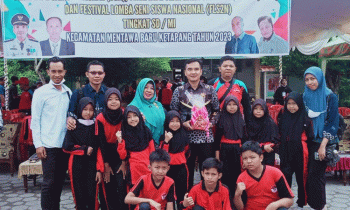 Sesi foto bersama Camat MB Ketapang Eddy Hidayat Setiadi bersama kepala sekolah guru dan siswa peserta dari SDN 4 Ketapang pada pembukaan O2SN FLS2N dan OSN di SDN 3 MB Hulu Sabtu 11 Februari 2023. 1