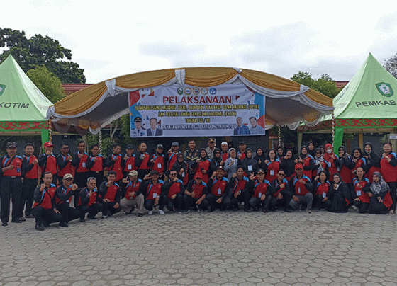 Sesi foto bersama Camat MB Ketapang Eddy Hidayat Setiadi bersama kepala sekolah peserta dan panitia pada pembukaan O2SN FLS2N dan OSN di SDN 3 MB Hulu Sabtu 11 Februari 2023.