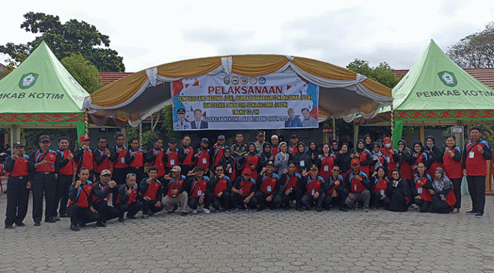 Sesi foto bersama Camat MB Ketapang Eddy Hidayat Setiadi bersama kepala sekolah peserta dan panitia pada pembukaan O2SN FLS2N dan OSN di SDN 3 MB Hulu Sabtu 11 Februari 2023.