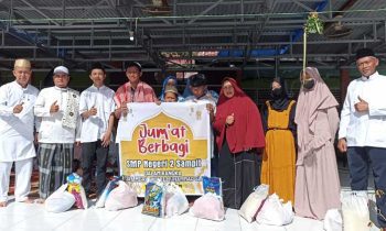 Sesi foto bersama Kepala SMPN 2 Sampit Abdurrahman paling kiri bersama siswa penerima Jumat Berbagi pada peringatan Isra Mikraj di Jalan Achmad Yani Sampit Jumat 17 Februari 2023