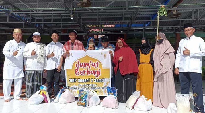 Sesi foto bersama Kepala SMPN 2 Sampit Abdurrahman paling kiri bersama siswa penerima Jumat Berbagi pada peringatan Isra Mikraj di Jalan Achmad Yani Sampit Jumat 17 Februari 2023