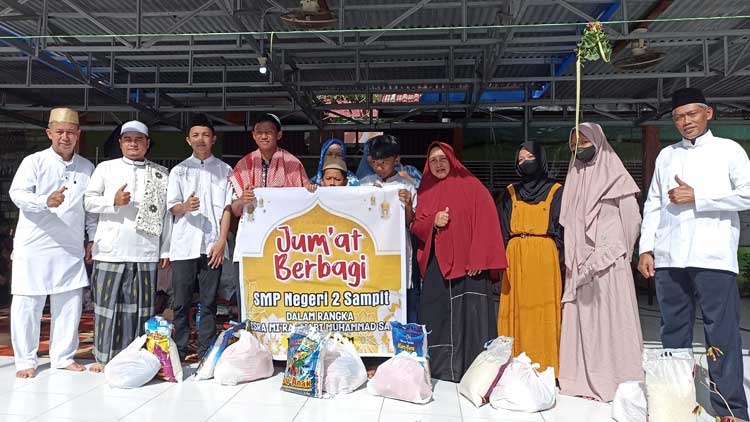 Peringatan Isra Mikraj SMPN 2 Sampit juga Diisi dengan Jumat Berbagi