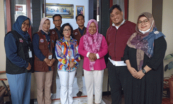 Sesi foto bersama Ketua DPRD Kotim Rinie Anderson berbaju pola cerah bersama Petugas KPU Kotim di kediamannya Jalan Kerinci 1 Baamang Tengah Baamang Sampit Selasa 14 Februari 2023. 1