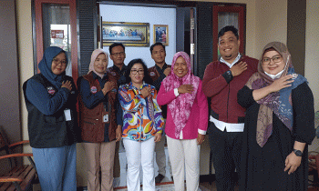 Sesi foto bersama Ketua DPRD Kotim Rinie Anderson berbaju pola cerah bersama Petugas KPU Kotim di kediamannya Jalan Kerinci 1 Baamang Tengah Baamang Sampit Selasa 14 Februari 2023.