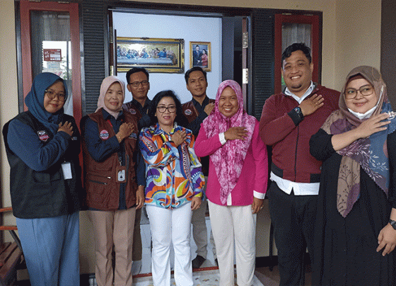 Sesi foto bersama Ketua DPRD Kotim Rinie Anderson berbaju pola cerah bersama Petugas KPU Kotim di kediamannya Jalan Kerinci 1 Baamang Tengah Baamang Sampit Selasa 14 Februari 2023.