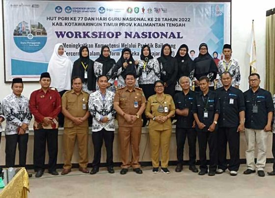 Sesi foto bersama Plt Kadisdik Kotim Susiawati bersama para guru yang mengikuti Workshop Peningkatan Kompetensi melalui Platform Merdeka Mengajar Senin 13 Februari 2023