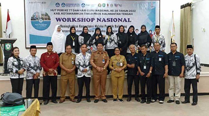 Sesi foto bersama Plt Kadisdik Kotim Susiawati bersama para guru yang mengikuti Workshop Peningkatan Kompetensi melalui Platform Merdeka Mengajar Senin 13 Februari 2023