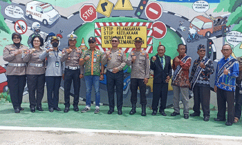 Sesi foto bersama jajaran Polres Kotim dan otoritas pemerintahan setempat dengan Tim Penilai Kampung Tertib Lalu Lintas dari Korlantas Polri Kamis 23 Februari 2023.