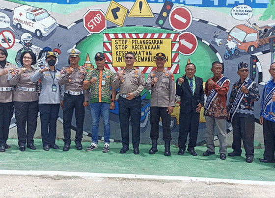 Sesi foto bersama jajaran Polres Kotim dan otoritas pemerintahan setempat dengan Tim Penilai Kampung Tertib Lalu Lintas dari Korlantas Polri Kamis 23 Februari 2023.