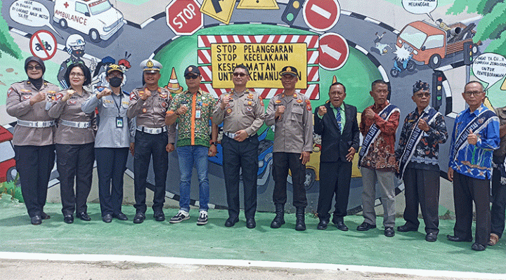 Sesi foto bersama jajaran Polres Kotim dan otoritas pemerintahan setempat dengan Tim Penilai Kampung Tertib Lalu Lintas dari Korlantas Polri Kamis 23 Februari 2023.