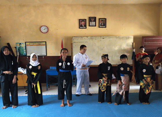 Sesi foto bersama juara 123 Cabor Pencak Silat Puteri dan Putera Seleksi O2SN Kecamatan Baamang di SDN 2 Baamang Hulu Sampit Senin 6 Februari 2023.