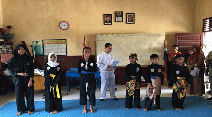 Sesi foto bersama juara 123 Cabor Pencak Silat Puteri dan Putera Seleksi O2SN Kecamatan Baamang di SDN 2 Baamang Hulu Sampit Senin 6 Februari 2023.