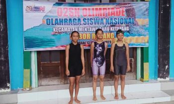 Sesi foto bersama juara 123 cabor renang O2SN Kecamatan MB Ketapang kategori gaya dada puteri di Kolam Renang CFC Jl. HM Arsyad Sampit Senin 13 Februari 2023