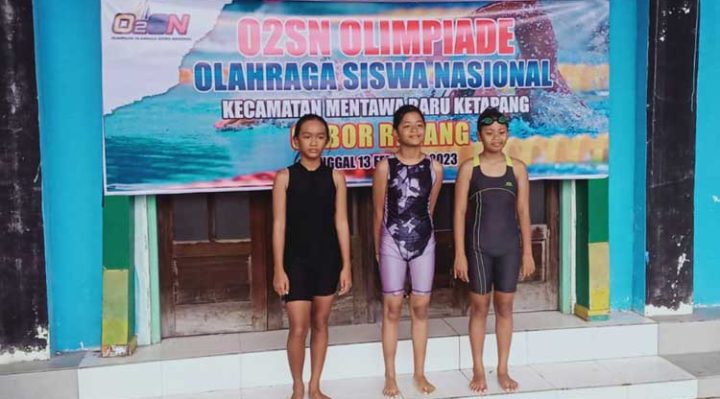 Sesi foto bersama juara 123 cabor renang O2SN Kecamatan MB Ketapang kategori gaya dada puteri di Kolam Renang CFC Jl. HM Arsyad Sampit Senin 13 Februari 2023