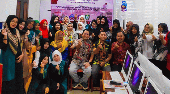 Sesi foto bersama penyelenggara fasilitator dan peserta pengimbasan PCP Diklat Berjenjang Tingkat Dasar Program Pencegahan Stunting di PKG Markisa Sampit Sabtu 25 Februari 2023.