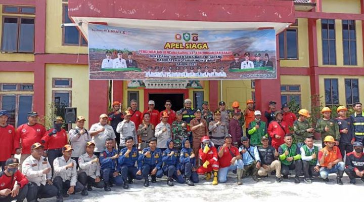 Sesi foto bersama peserta apel siaga gabungan bersama Camat MB Ketapang Eddy Hidayat Setiadi Rabu 15 Februari 2023