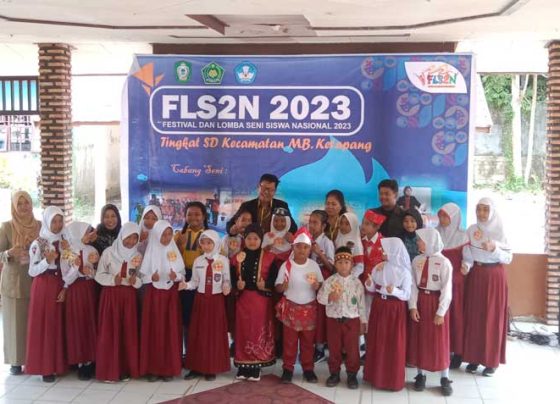 Sesi foto bersama peserta lomba cipta dan baca puisi seleksi FLS2N MB Ketapang 2023 di TK Negeri Pembina Jalan A