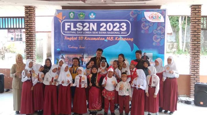 Sesi foto bersama peserta lomba cipta dan baca puisi seleksi FLS2N MB Ketapang 2023 di TK Negeri Pembina Jalan A