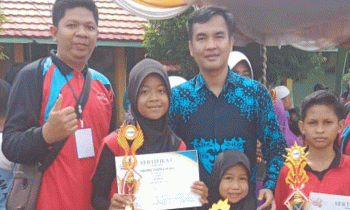 Sesi foto bersama siswa SDN 4 Ketapang Sampit yang mendapat prestasi di FLS2N dan O2SN bersama Camat MB Ketapang Eddy Hidayat Setiadi Sabtu 25 Februari 2023.