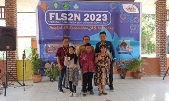 Sesi foto bersama siswa siswi yang meraih Juara 123 dengan dewan juri lomba vokal solo FLS2N MB Ketapang di TK Pembina Sampit Selasa 14 Februari 2023