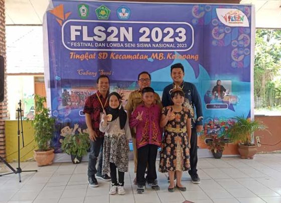 Sesi foto bersama siswa siswi yang meraih Juara 123 dengan dewan juri lomba vokal solo FLS2N MB Ketapang di TK Pembina Sampit Selasa 14 Februari 2023