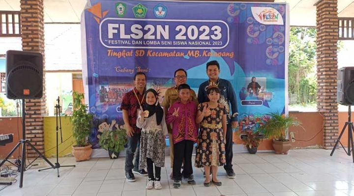 Sesi foto bersama siswa siswi yang meraih Juara 123 dengan dewan juri lomba vokal solo FLS2N MB Ketapang di TK Pembina Sampit Selasa 14 Februari 2023