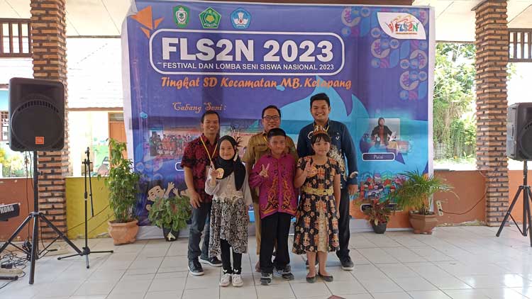 Siswi SD Muhammadiyah Sampit Juara 1 Lomba Vokal Solo FLS2N MB Ketapang