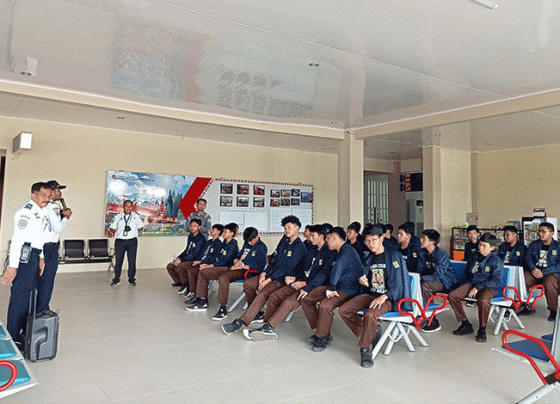 Siswa SMP Islam Terpadu Arafah Sampit saat melakukan kegiatan parent teaching di Bandara H Asan Sampit Sabtu 25 Februari 2023. 1