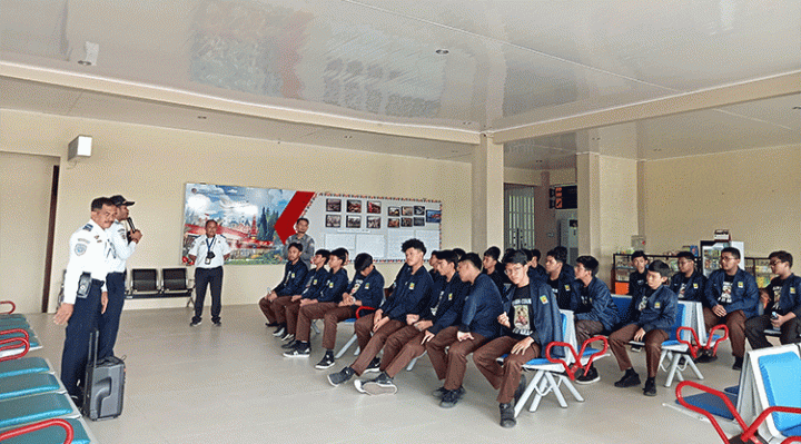 Siswa SMP Islam Terpadu Arafah Sampit saat melakukan kegiatan parent teaching di Bandara H Asan Sampit Sabtu 25 Februari 2023. 1